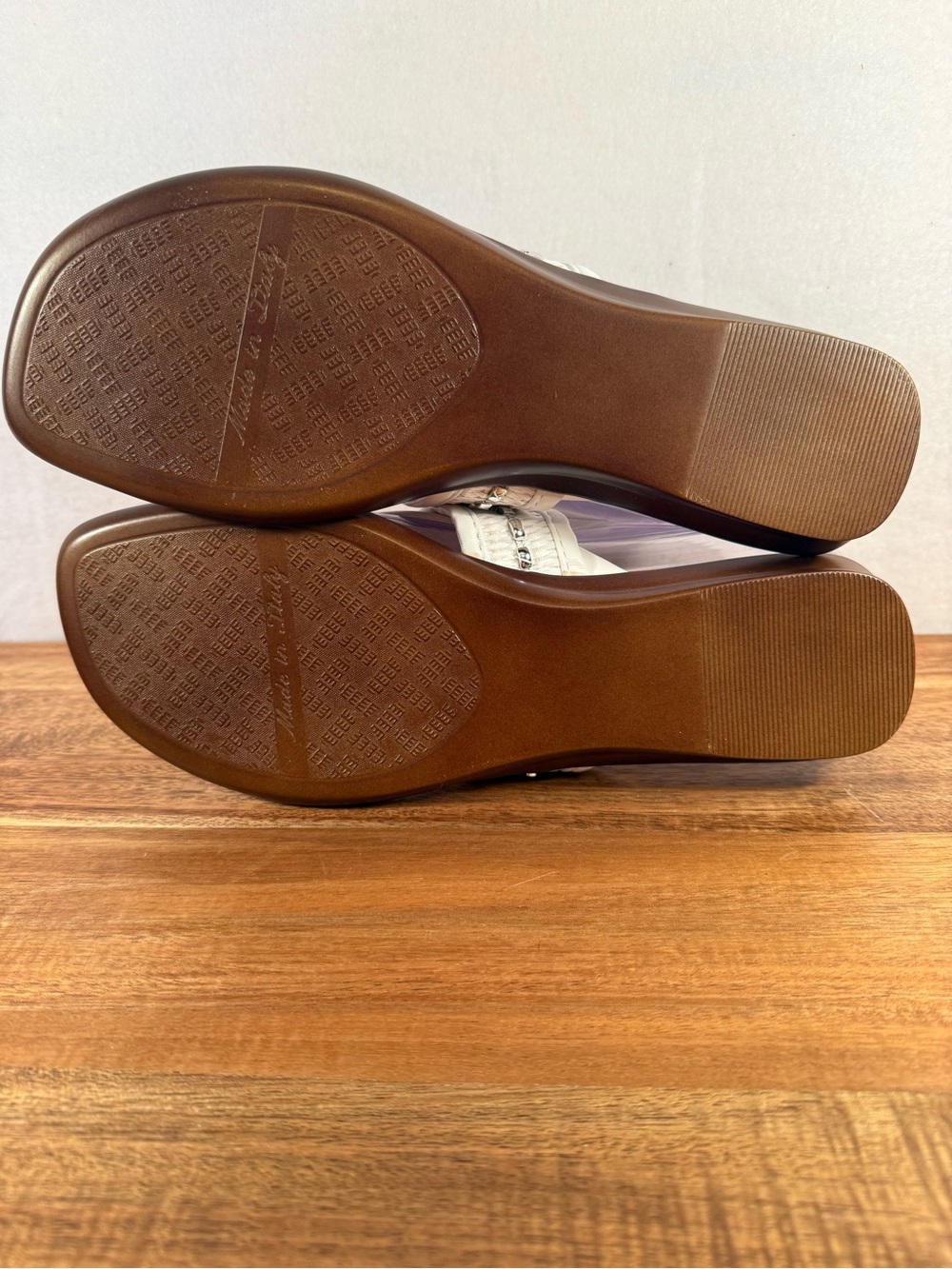 Italian Shoemaker Thong Slip-on Sandals White with Silver Size 8 NWOT - Picture 8 of 10
